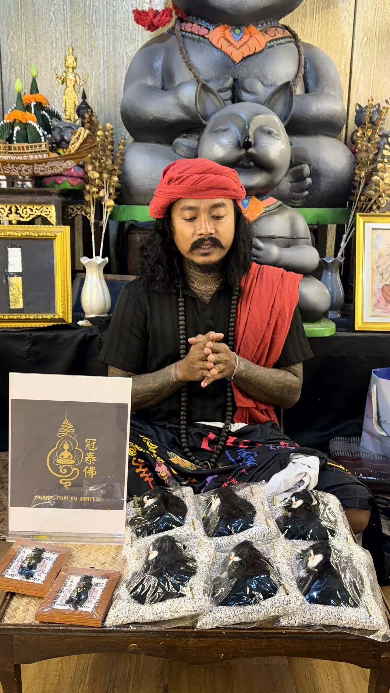 🧿✨【黑貓·抱財符牌相框】✨🧿 (阿贊班迪親制·黑貓抱財符牌+全幅招財符布)