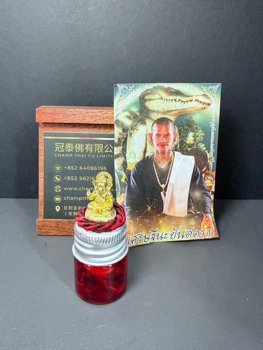 全域開運〰️萬象油♥️♥️♥️  只有出100瓶🔺（稀有入料） 🔺超過30個知名阿贊加持〰️  阿贊濕 阿贊南澳 阿贊博通 阿贊拉 阿贊咒 阿贊凱爾 阿贊boe 阿贊pim 阿贊歐查 等等 重點師傅認證加持♥️