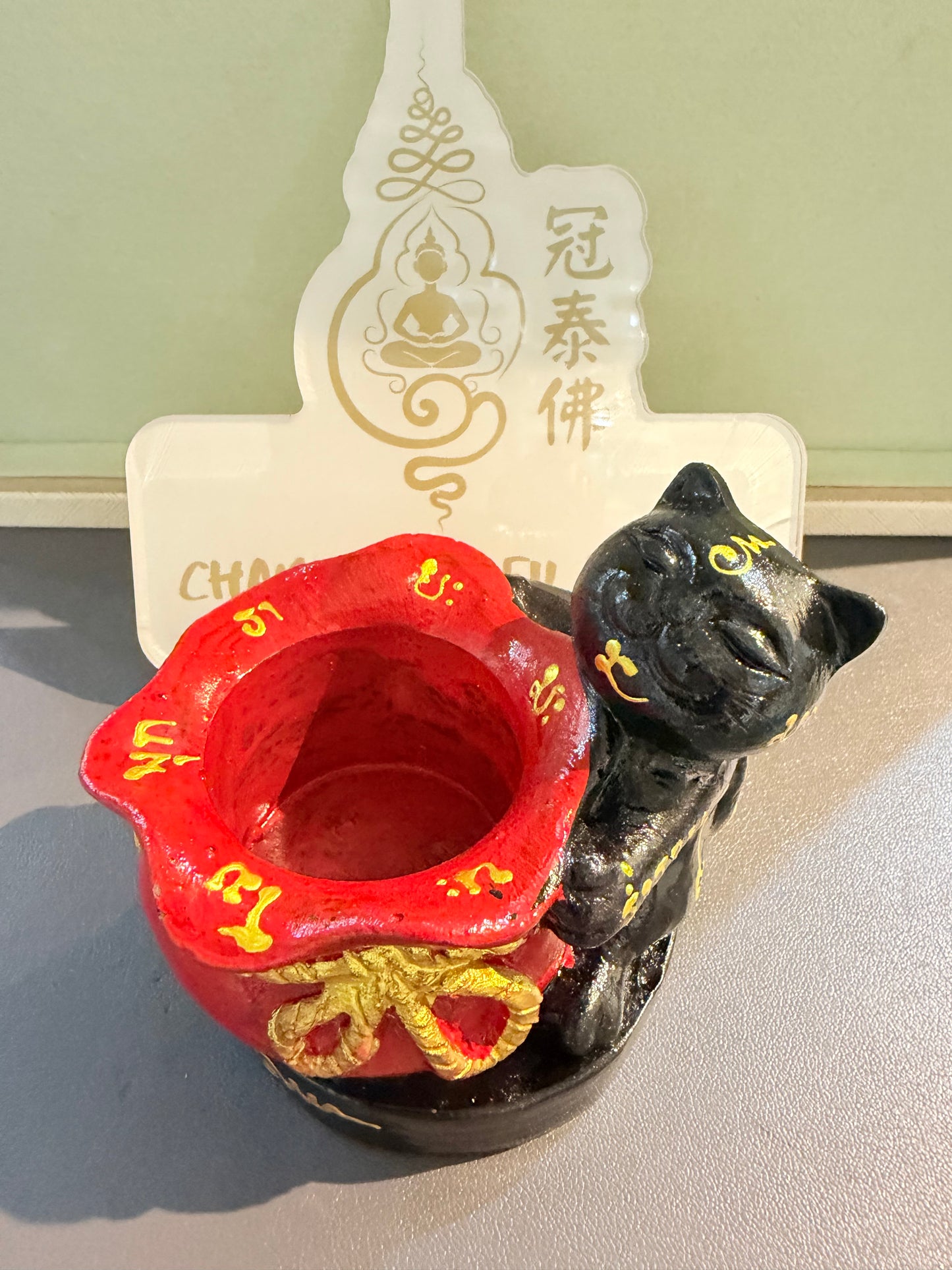 可存錢+點香供佛二合一聖物 🌟阿贊班迪·生招財黑貓雙爪環抱聚寶盆·