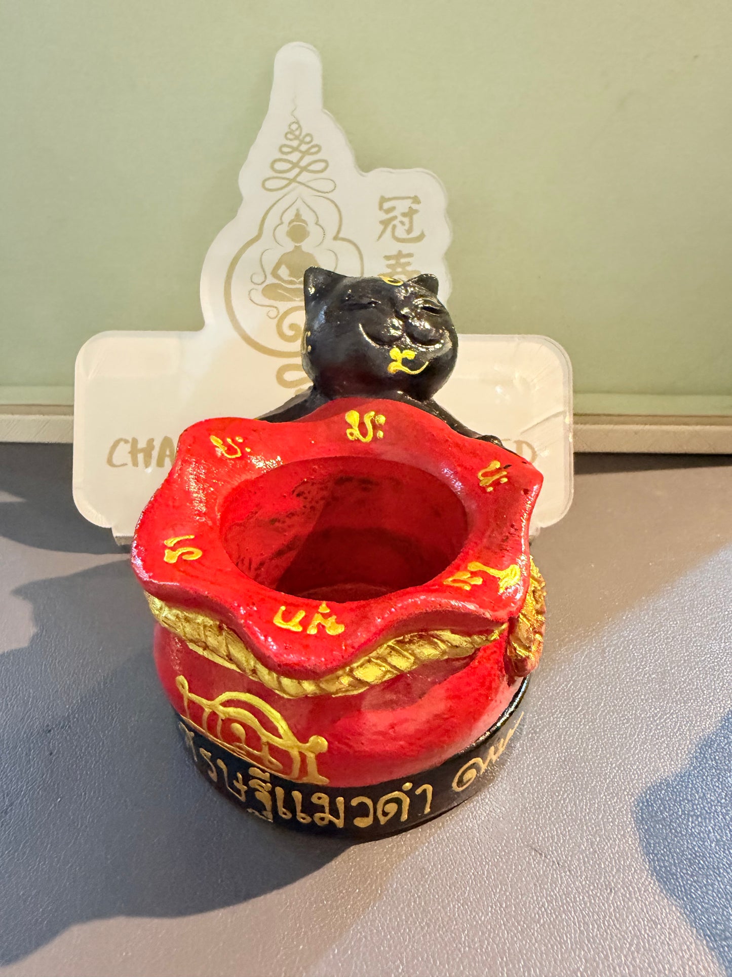 可存錢+點香供佛二合一聖物 🌟阿贊班迪·生招財黑貓雙爪環抱聚寶盆·