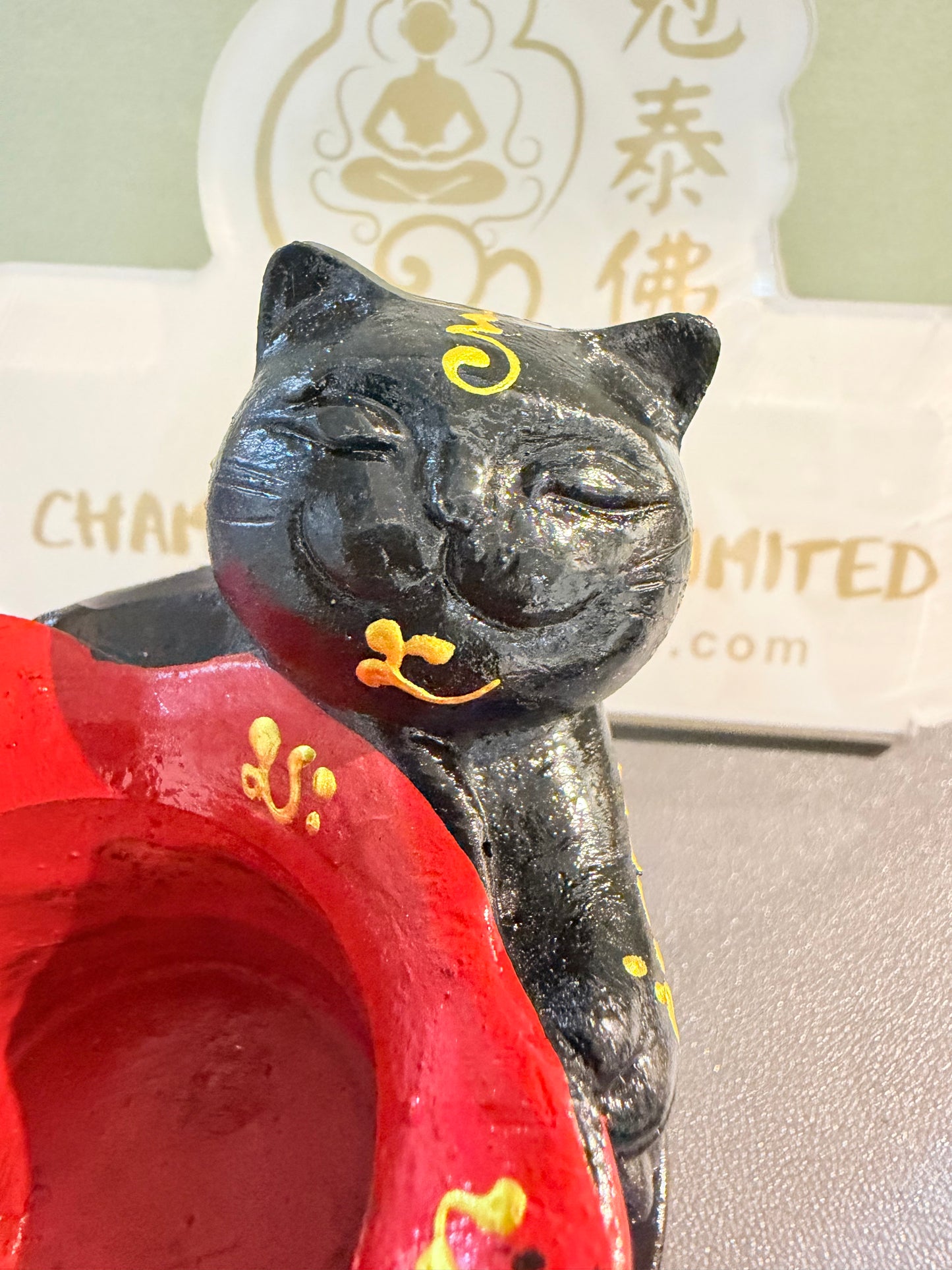 可存錢+點香供佛二合一聖物 🌟阿贊班迪·生招財黑貓雙爪環抱聚寶盆·