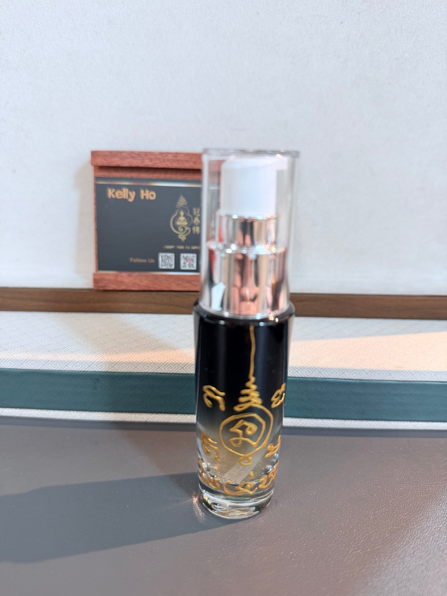 [For those seeking improved luck, enhanced appearance, increased love in a relationship, and increased wealth, this product is said to enhance relationships and strengthen romantic bonds.] Ajarn Botong Scorpion Essence