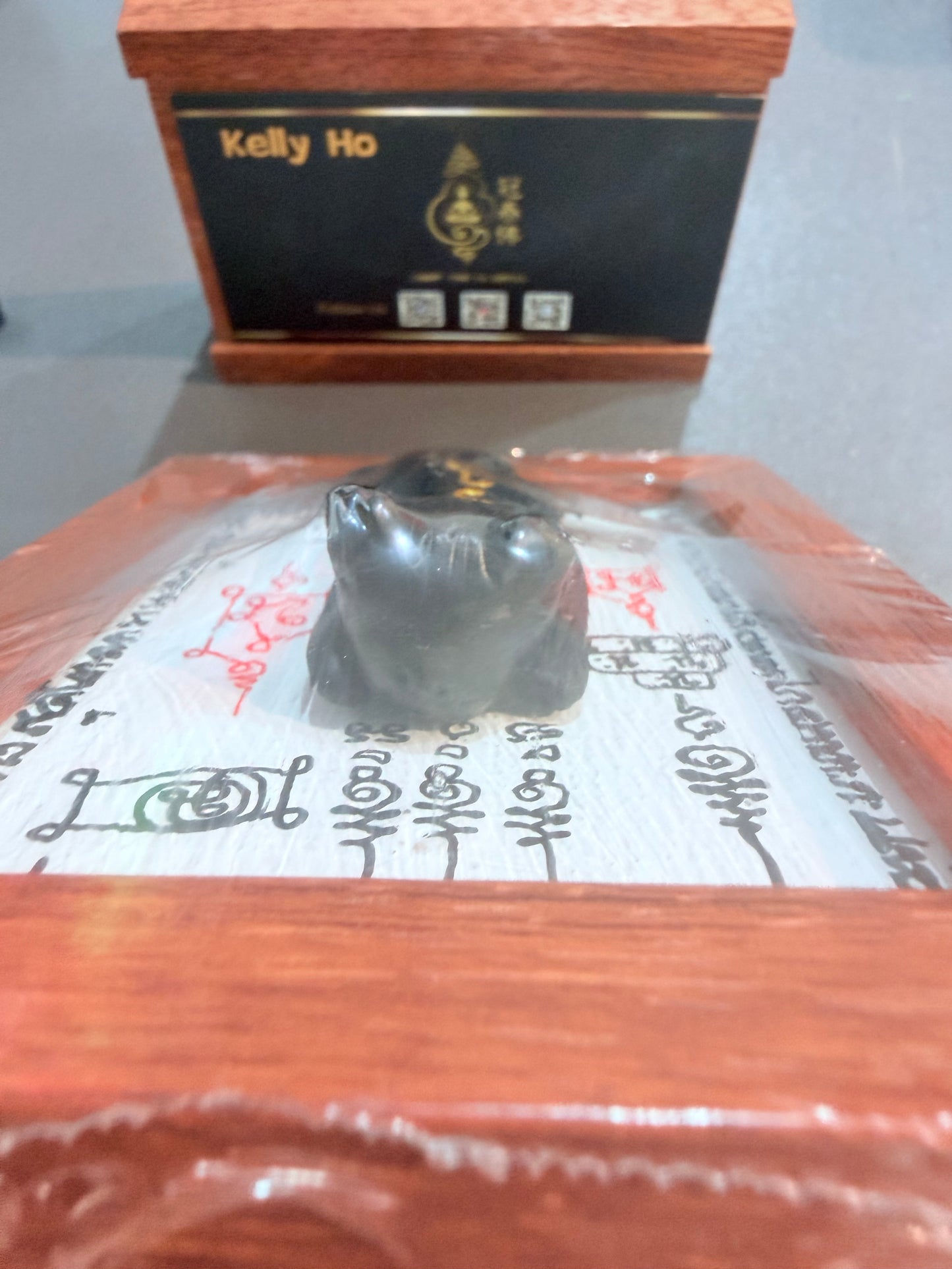 🧿✨【黑貓·抱財符牌相框】✨🧿 （阿贊班迪親制·黑貓抱財符牌+全幅招財符布）
